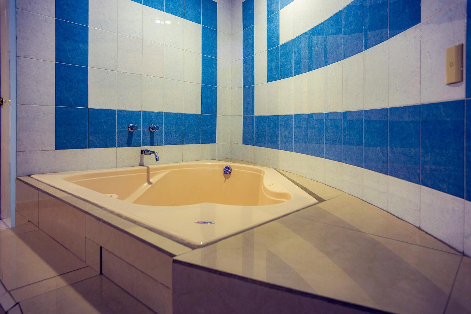 Capital O Hotel Diro, Монтерей Екстериор снимка