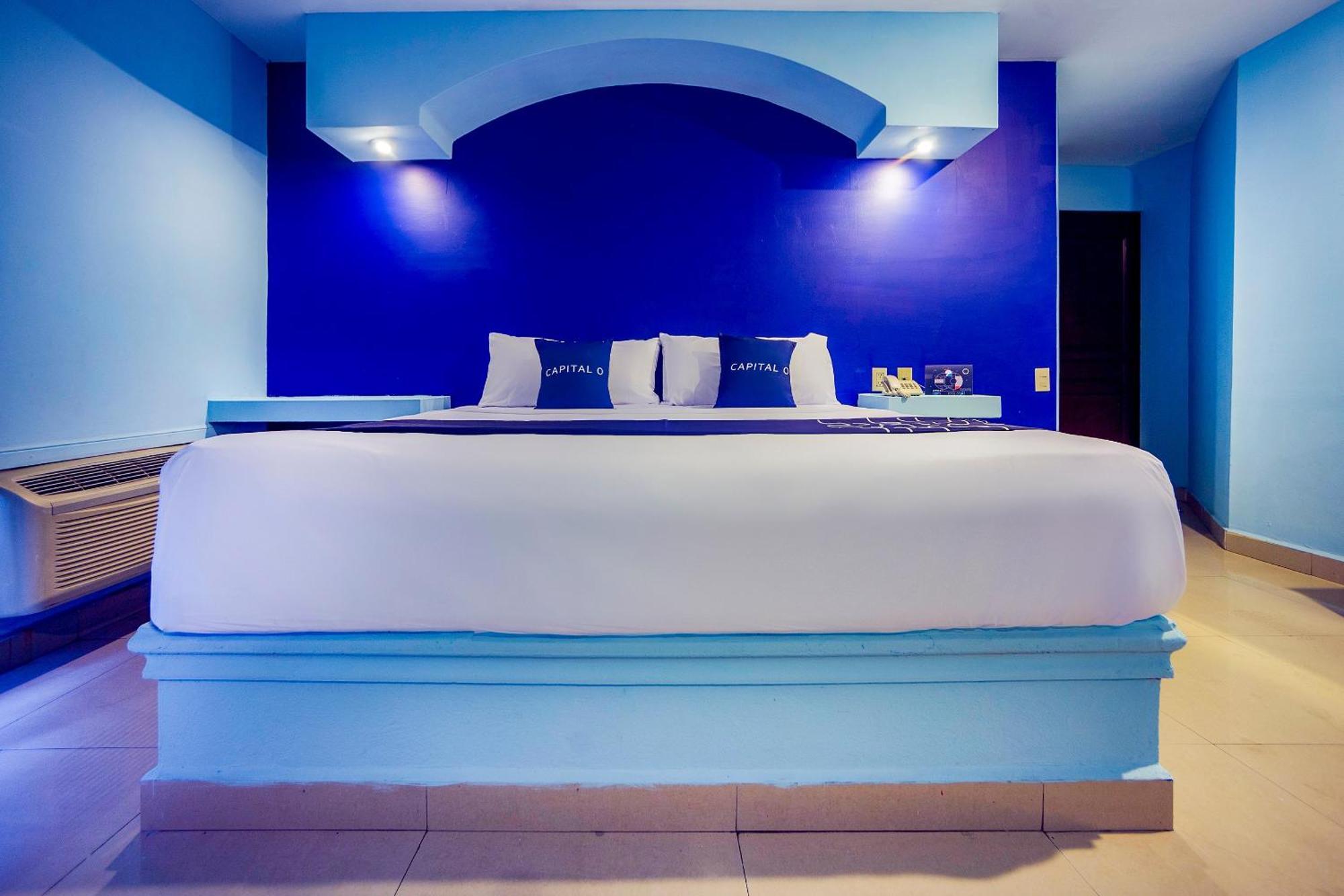 Capital O Hotel Diro, Монтерей Екстериор снимка